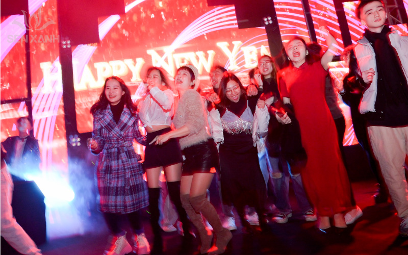 Tất cả đội ngũ nh&acirc;n vi&ecirc;n c&ugrave;ng h&ograve;a m&igrave;nh v&agrave;o kh&ocirc;ng kh&iacute; Countdown b&ugrave;ng ch&aacute;y 