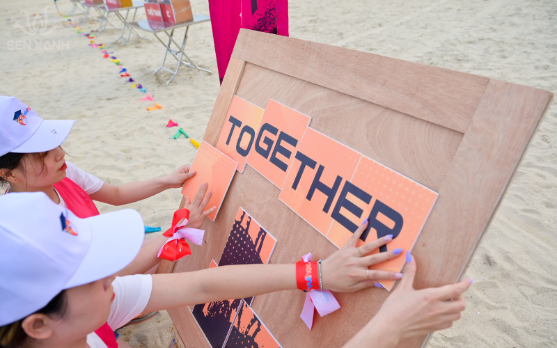 Dụng cụ tr&ograve; chơi Team Building được đội ngũ Sen Xanh chuẩn bị đầy đủ v&agrave; s&aacute;ng tạo