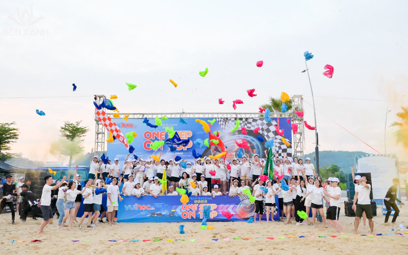 C&aacute;c th&agrave;nh vi&ecirc;n Vui Học chụp ảnh kỷ niệm tại b&atilde;i biển Hạ Long xinh đẹp