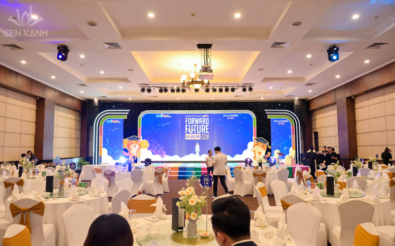 Chương tr&igrave;nh Gala Dinner được tổ chức trong kh&ocirc;ng gian ấm c&uacute;ng, sang trọng