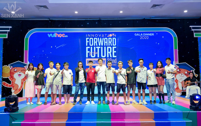 Tập thể l&atilde;nh đạo Vui Học tri &acirc;n c&aacute;c c&aacute; nh&acirc;n c&oacute; đ&oacute;ng g&oacute;p xuất sắc trong h&agrave;nh tr&igrave;nh x&acirc;y dựng ph&aacute;t triển c&ocirc;ng ty