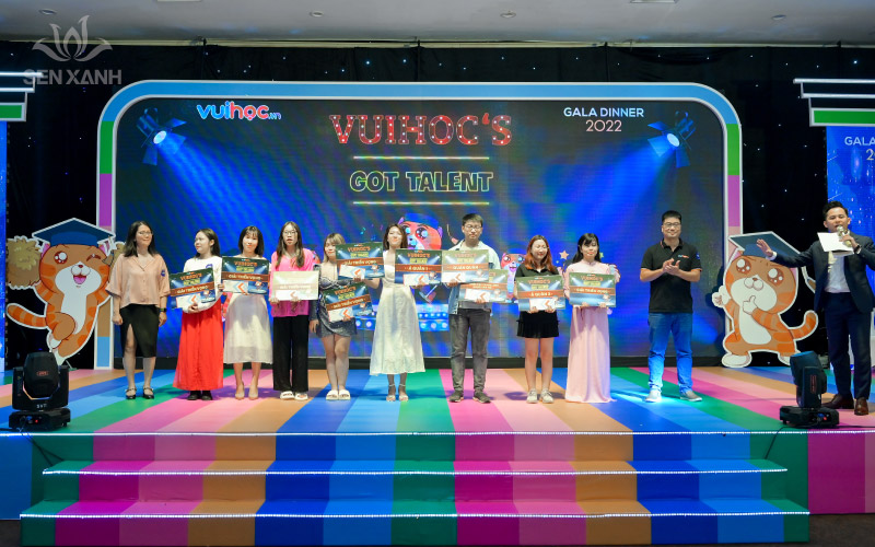 Tập thể l&atilde;nh đạo Vui Học tri &acirc;n c&aacute;c c&aacute; nh&acirc;n c&oacute; đ&oacute;ng g&oacute;p xuất sắc trong h&agrave;nh tr&igrave;nh x&acirc;y dựng ph&aacute;t triển c&ocirc;ng ty