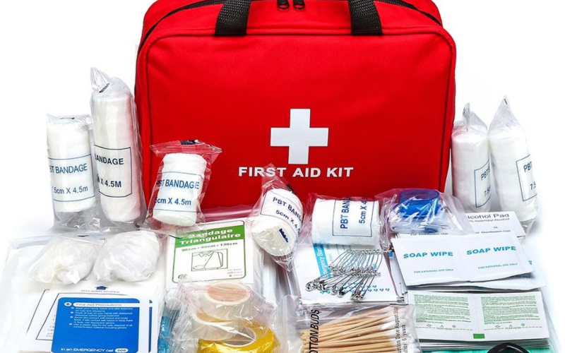 C&aacute;c vật phẩm y tế cơ bản l&agrave; đồ kh&ocirc;ng thể thiếu cho những chuyến Team Building ngo&agrave;i trời