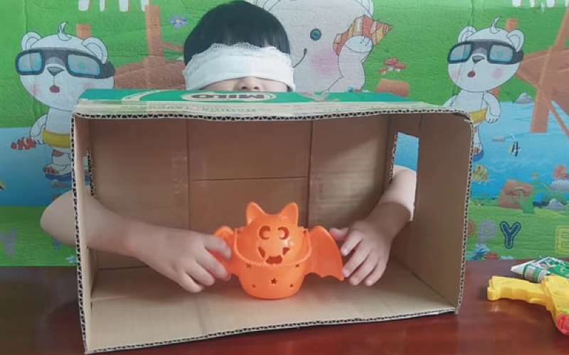 Tr&ograve; chơi &ldquo;Sờ tay đo&aacute;n vật&rdquo;r&egrave;n luyện khả năng nhận biết