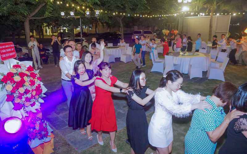 Đ&ecirc;m Gala kỷ niệm T&acirc;m Sen Group được Sen Xanh tổ chức ngo&agrave;i trời đầy &yacute; nghĩa