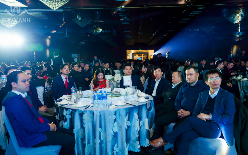 Bữa tiệc cuối năm ấm c&uacute;ng của đại gia đ&igrave;nh Karofi