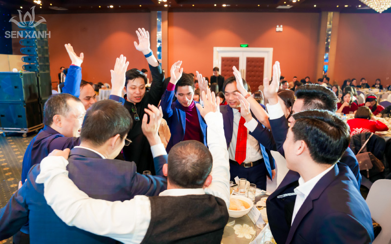Bữa tiệc cuối năm ấm c&uacute;ng của đại gia đ&igrave;nh Karofi