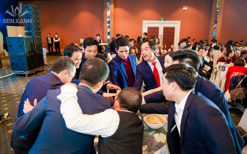 Bữa tiệc cuối năm ấm c&uacute;ng của đại gia đ&igrave;nh Karofi