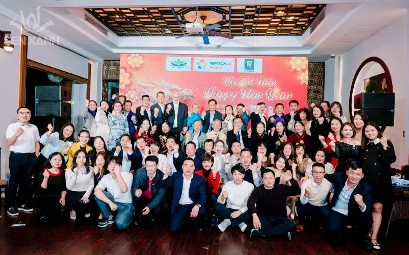 Mọi người c&ugrave;ng nhau n&acirc;ng ly, thưởng thức bữa tiệc tất ni&ecirc;n ấm c&uacute;ng