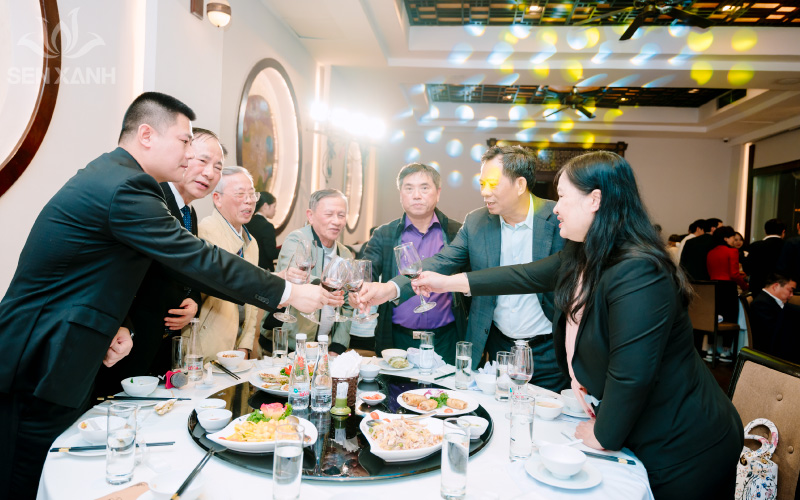 Mọi người c&ugrave;ng nhau n&acirc;ng ly, thưởng thức bữa tiệc tất ni&ecirc;n ấm c&uacute;ng
