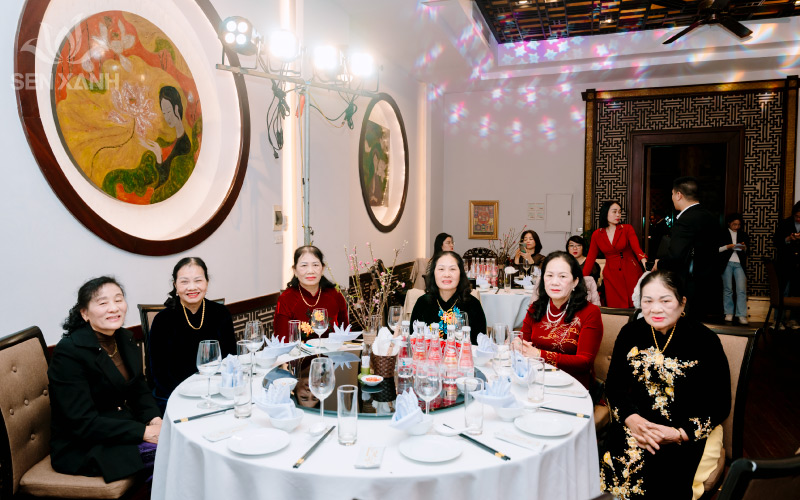 Mọi người c&ugrave;ng nhau n&acirc;ng ly, thưởng thức bữa tiệc tất ni&ecirc;n ấm c&uacute;ng
