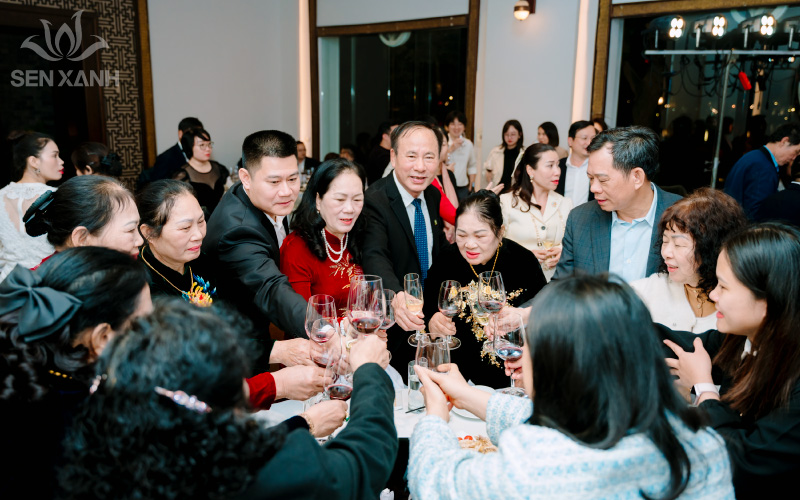 Mọi người c&ugrave;ng nhau n&acirc;ng ly, thưởng thức bữa tiệc tất ni&ecirc;n ấm c&uacute;ng