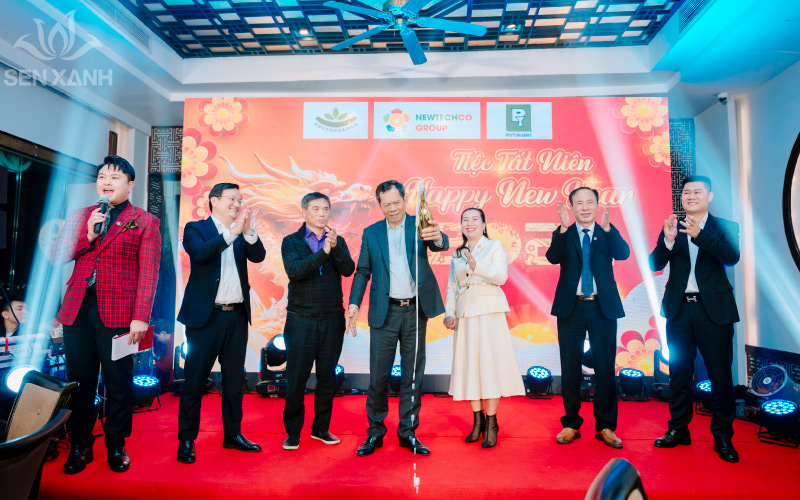 Ban l&atilde;nh đạo Phytopharma ph&aacute;t biểu, khai tiệc