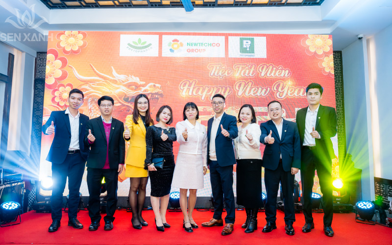 Ban l&atilde;nh đạo Phytopharma ph&aacute;t biểu, khai tiệc