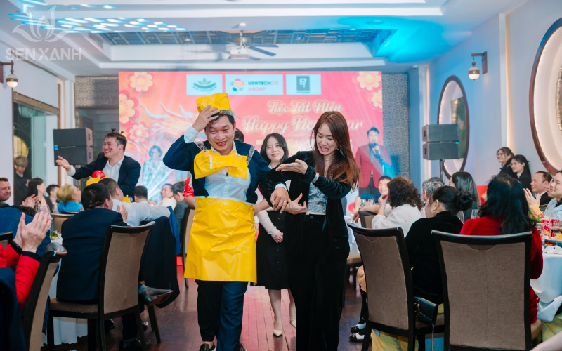 Phần thi thiết kế thời trang kịch t&iacute;nh trong đ&ecirc;m tiệc Gala Dinner