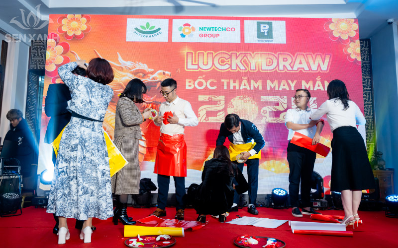 Phần thi thiết kế thời trang kịch t&iacute;nh trong đ&ecirc;m tiệc Gala Dinner