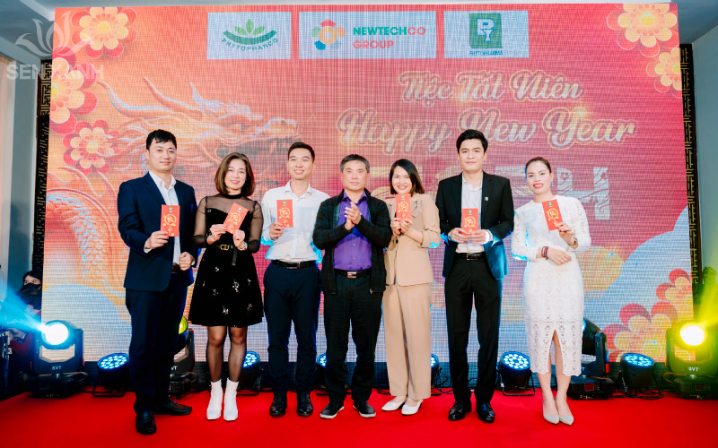 Mọi người c&ugrave;ng nhau n&acirc;ng ly, thưởng thức bữa tiệc tất ni&ecirc;n ấm c&uacute;ng