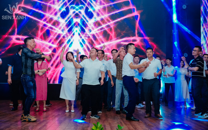 Sự kiện Gala Dinner được tổ chức trong kh&ocirc;ng gian ấm c&uacute;ng, ho&agrave;nh tr&aacute;ng