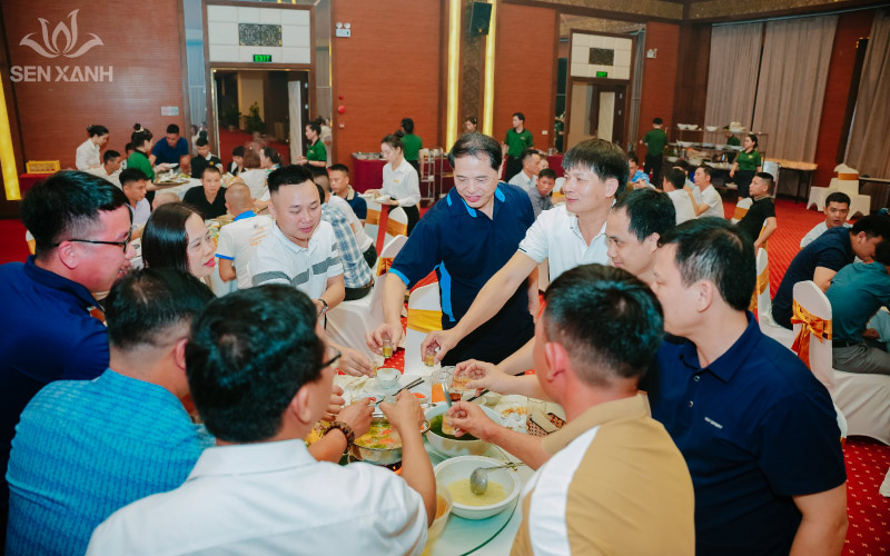Sự kiện Gala Dinner được tổ chức trong kh&ocirc;ng gian ấm c&uacute;ng, ho&agrave;nh tr&aacute;ng