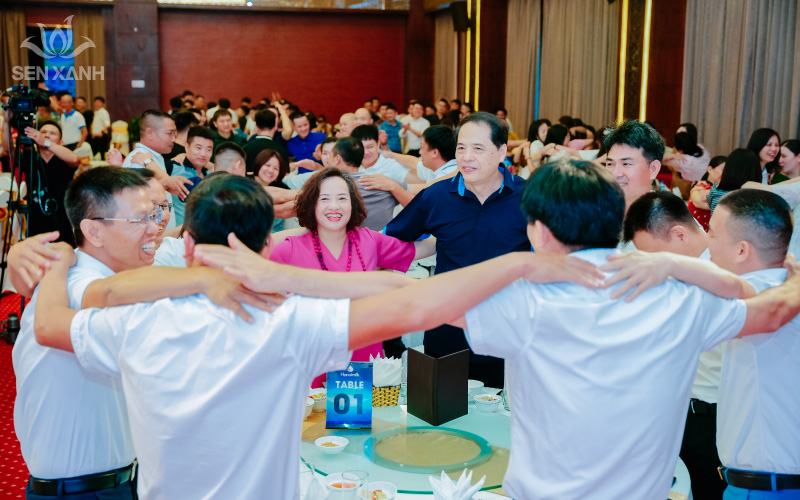 Sự kiện Gala Dinner được tổ chức trong kh&ocirc;ng gian ấm c&uacute;ng, ho&agrave;nh tr&aacute;ng