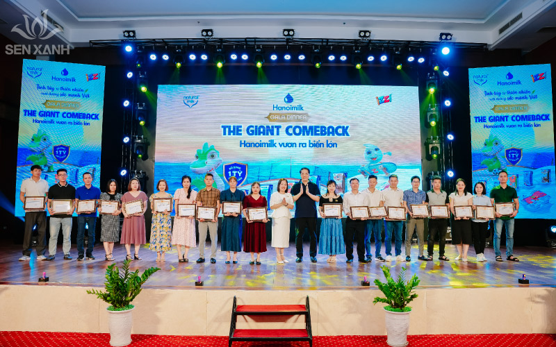 Sự kiện Gala Dinner được tổ chức trong kh&ocirc;ng gian ấm c&uacute;ng, ho&agrave;nh tr&aacute;ng