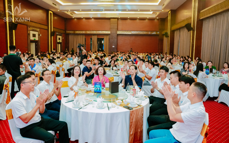 Sự kiện Gala Dinner được tổ chức trong kh&ocirc;ng gian ấm c&uacute;ng, ho&agrave;nh tr&aacute;ng