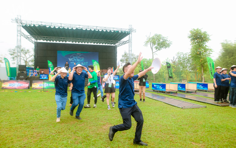 Phần thi ch&egrave;o thuyền tr&ecirc;n cạn mang lại nhiều tiếng cười