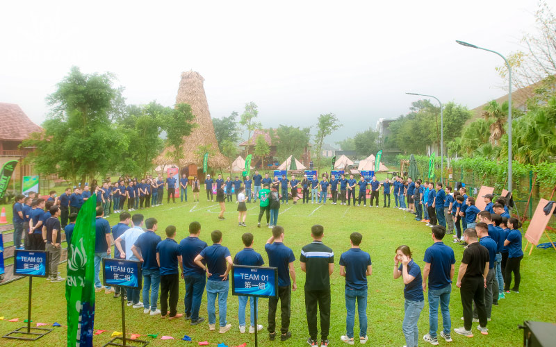 Phần thi ch&egrave;o thuyền tr&ecirc;n cạn mang lại nhiều tiếng cười