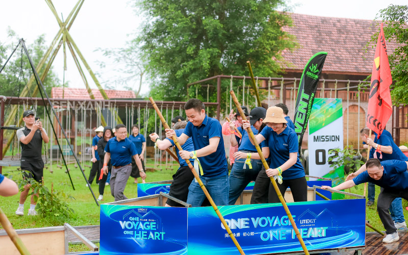 Phần thi ch&egrave;o thuyền tr&ecirc;n cạn mang lại nhiều tiếng cười