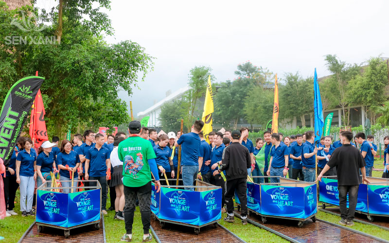 Phần thi ch&egrave;o thuyền tr&ecirc;n cạn mang lại nhiều tiếng cười