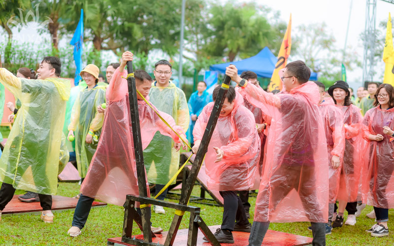 D&ugrave; thời tiết c&oacute; mưa cũng kh&ocirc;ng cản nổi tinh thần chơi hết m&igrave;nh của c&aacute;c th&agrave;nh vi&ecirc;n Liteon