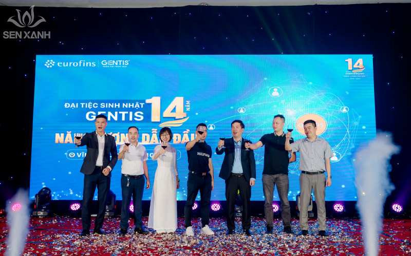 Ban l&atilde;nh đạo cắt b&aacute;nh khai tiệc sinh nhật 14 năm GENTIS