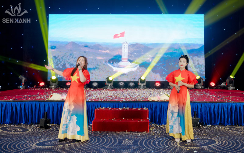 Văn nghệ ho&agrave;nh tr&aacute;ng trong đ&ecirc;m đại tiệc GENTIS