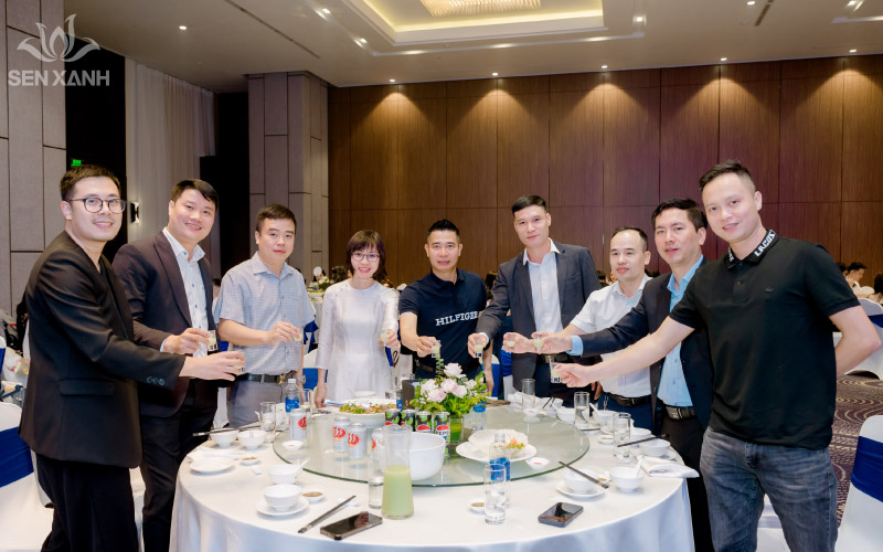 Mọi người n&acirc;ng ly ch&uacute;c mừng về những th&agrave;nh c&ocirc;ng của GENTIS trong 14 năm vừa qua