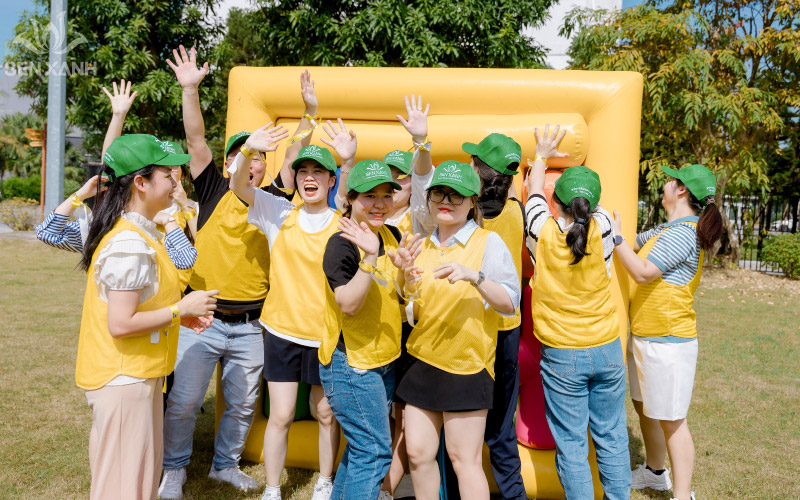 C&aacute;c th&agrave;nh vi&ecirc;n GENTIS chụp ảnh kỷ niệm trong buổi Team Building đầy năng lượng