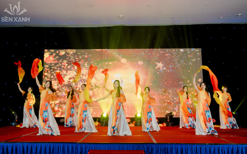 Đại tiệc sinh nhật 14 tuổi của GENTIS ho&agrave;nh tr&aacute;ng