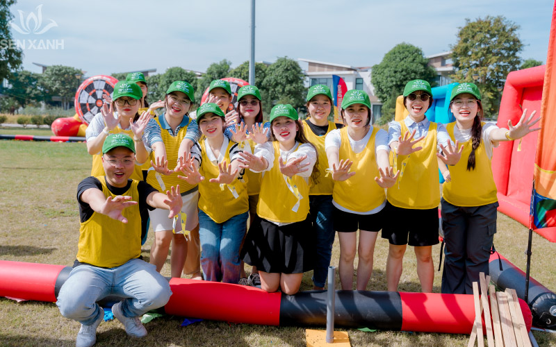 C&aacute;c th&agrave;nh vi&ecirc;n GENTIS chụp ảnh kỷ niệm trong buổi Team Building đầy năng lượng