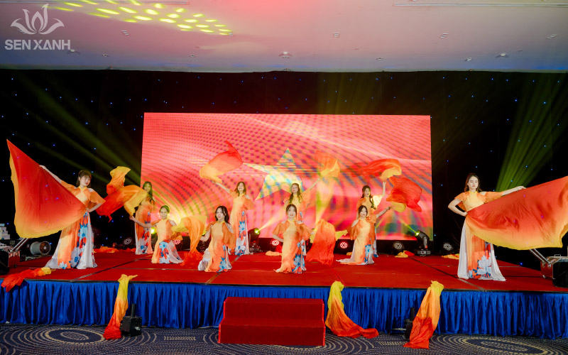 Văn nghệ ho&agrave;nh tr&aacute;ng trong đ&ecirc;m đại tiệc GENTIS