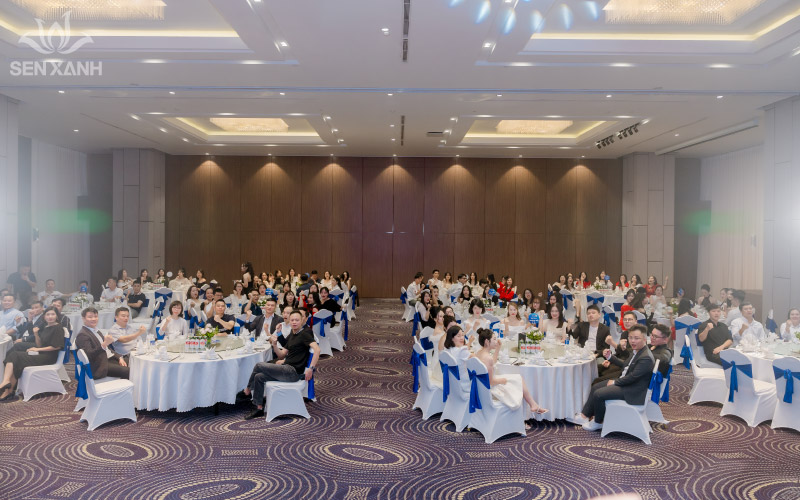 Mọi người n&acirc;ng ly ch&uacute;c mừng về những th&agrave;nh c&ocirc;ng của GENTIS trong 14 năm vừa qua