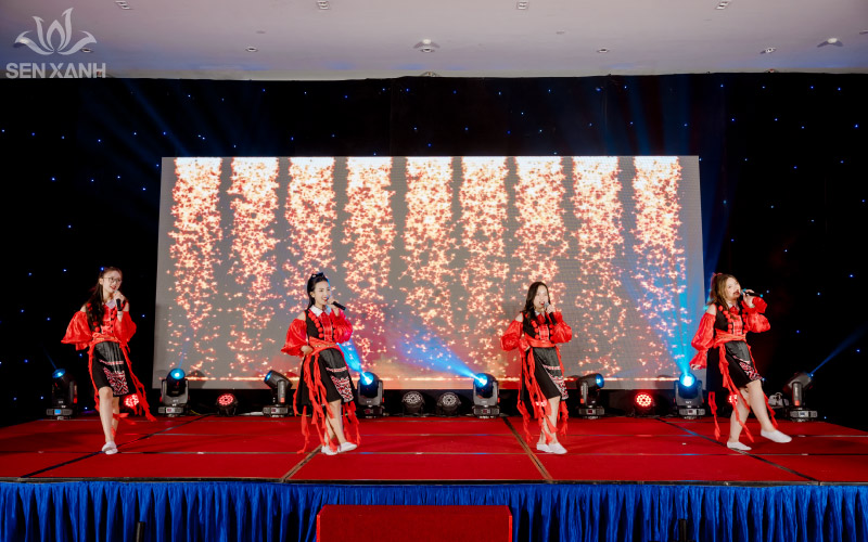 Văn nghệ ho&agrave;nh tr&aacute;ng trong đ&ecirc;m đại tiệc GENTIS