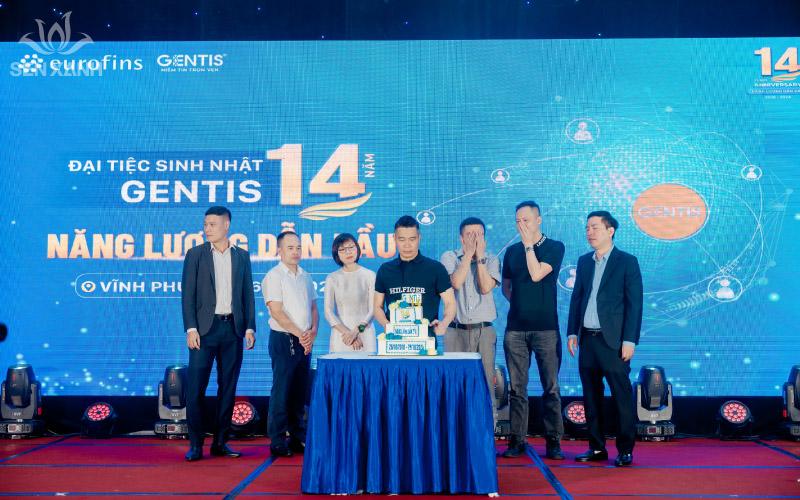 Ban l&atilde;nh đạo cắt b&aacute;nh khai tiệc sinh nhật 14 năm GENTIS