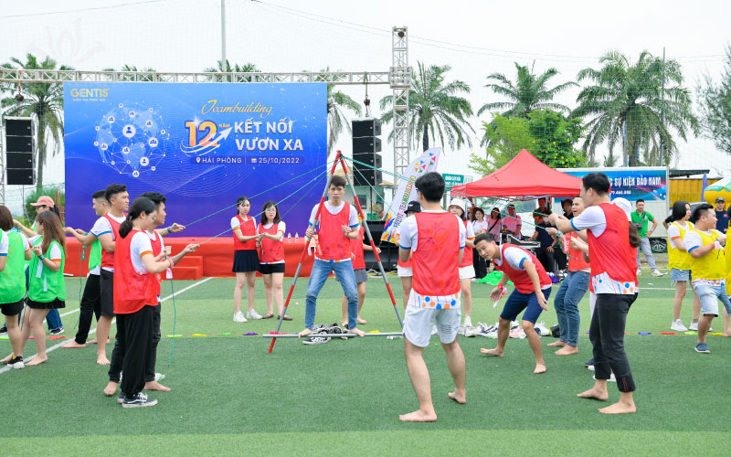 Tổ chức tour du lịch h&egrave; c&ocirc;ng ty tr&ecirc;n s&acirc;n cỏ