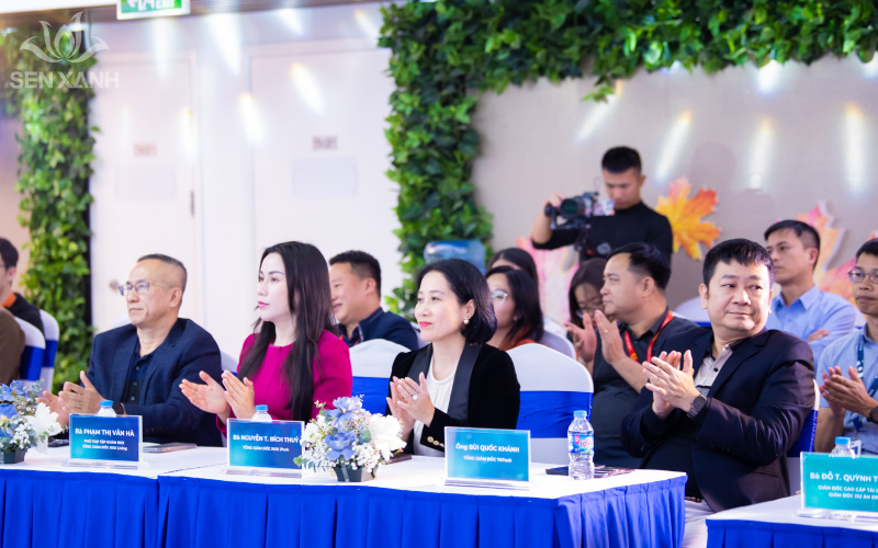 Các lãnh đạo cấp cao cùng nhau thảo luận về dự án 