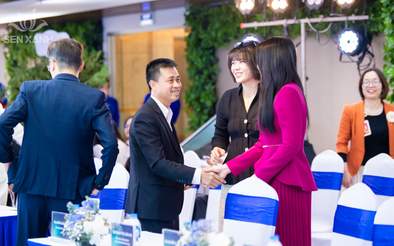 Các lãnh đạo cấp cao cùng nhau thảo luận về dự án 