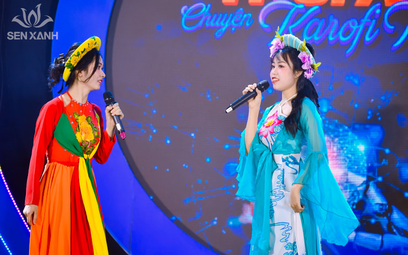 Mọi người cùng nhau thưởng thức bữa tiệc mừng KAROFI tuổi 19 ấm cúng