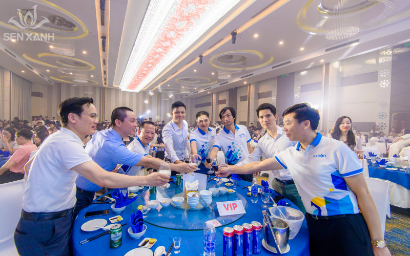 Mọi người cùng nhau thưởng thức bữa tiệc mừng KAROFI tuổi 19 ấm cúng