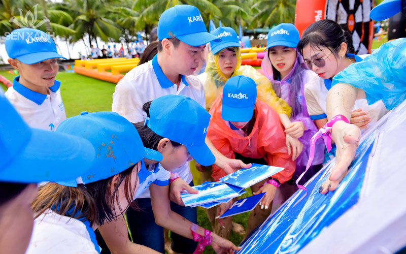 Hoạt động gh&eacute;p tranh được c&aacute;c th&agrave;nh vi&ecirc;n KAROFI phối hợp nhịp nh&agrave;ng