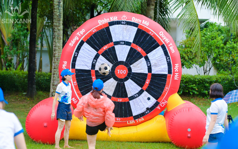 Phần thi bắn phi ti&ecirc;u đ&ograve;i hỏi c&aacute;c đội c&oacute; sự tập trung cao, chịu &aacute;p lực tốt