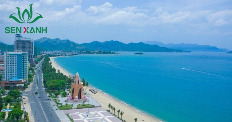 B&atilde;i biển Trần Ph&uacute; l&agrave; một trong những địa điểm s&ocirc;i động nhất tại Nha Trang
