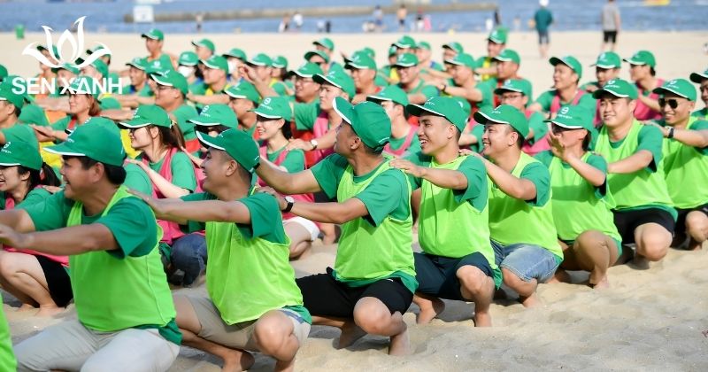 Tr&ograve; chơi n&agrave;y gi&uacute;p r&egrave;n luyện sự phối hợp nhịp nh&agrave;ng giữa c&aacute;c th&agrave;nh vi&ecirc;n v&agrave; tạo n&ecirc;n kh&ocirc;ng kh&iacute; s&ocirc;i động, h&agrave;o hứng.